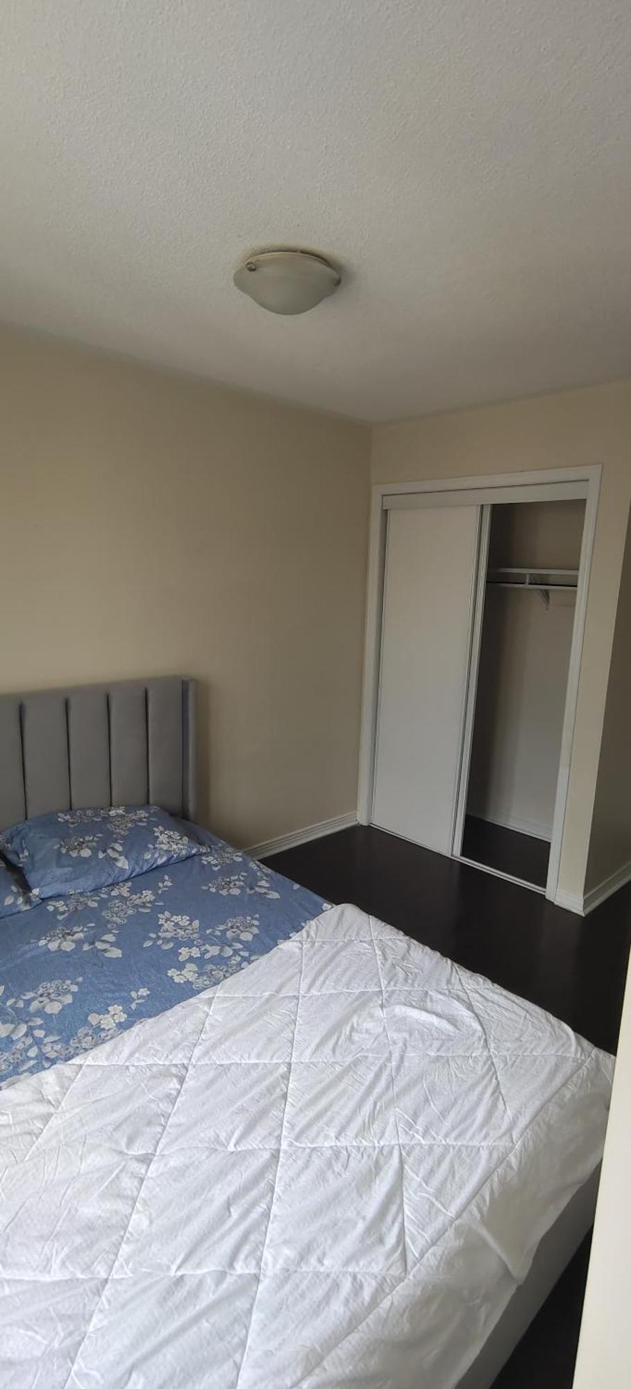 Cozy N Beautiful Near Transit, Restaurants- High Speed Internet, Free Parking Homestay Toronto