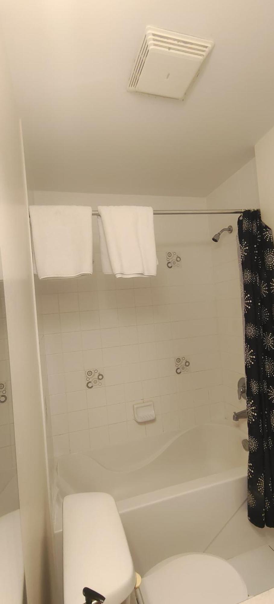 Cozy N Beautiful Near Transit, Restaurants- High Speed Internet, Free Parking Toronto